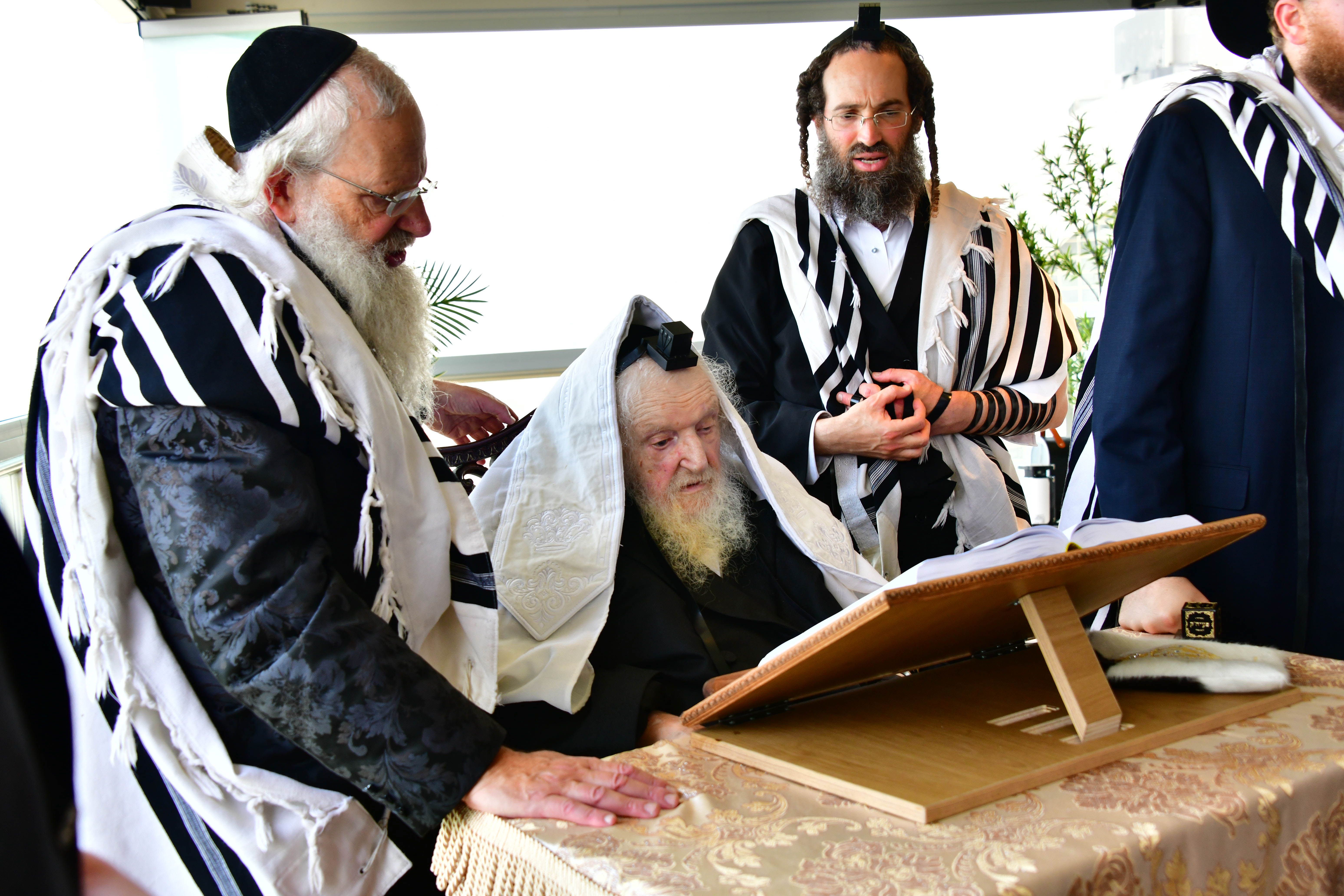 HaRav Moshe Sternbuch shlita davening Shacharis in Netanya