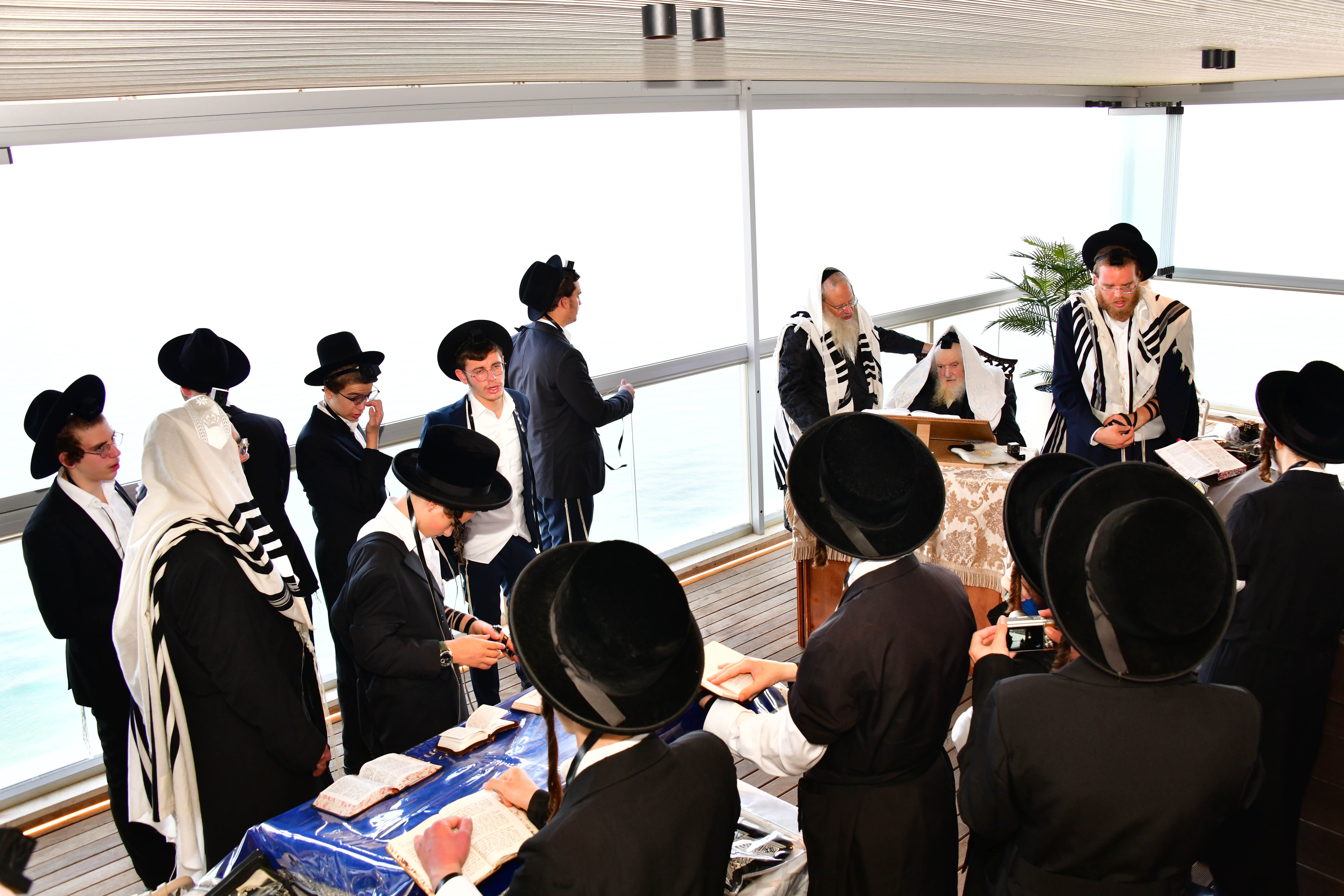 HaRav Moshe Sternbuch shlita davening Shacharis in Netanya