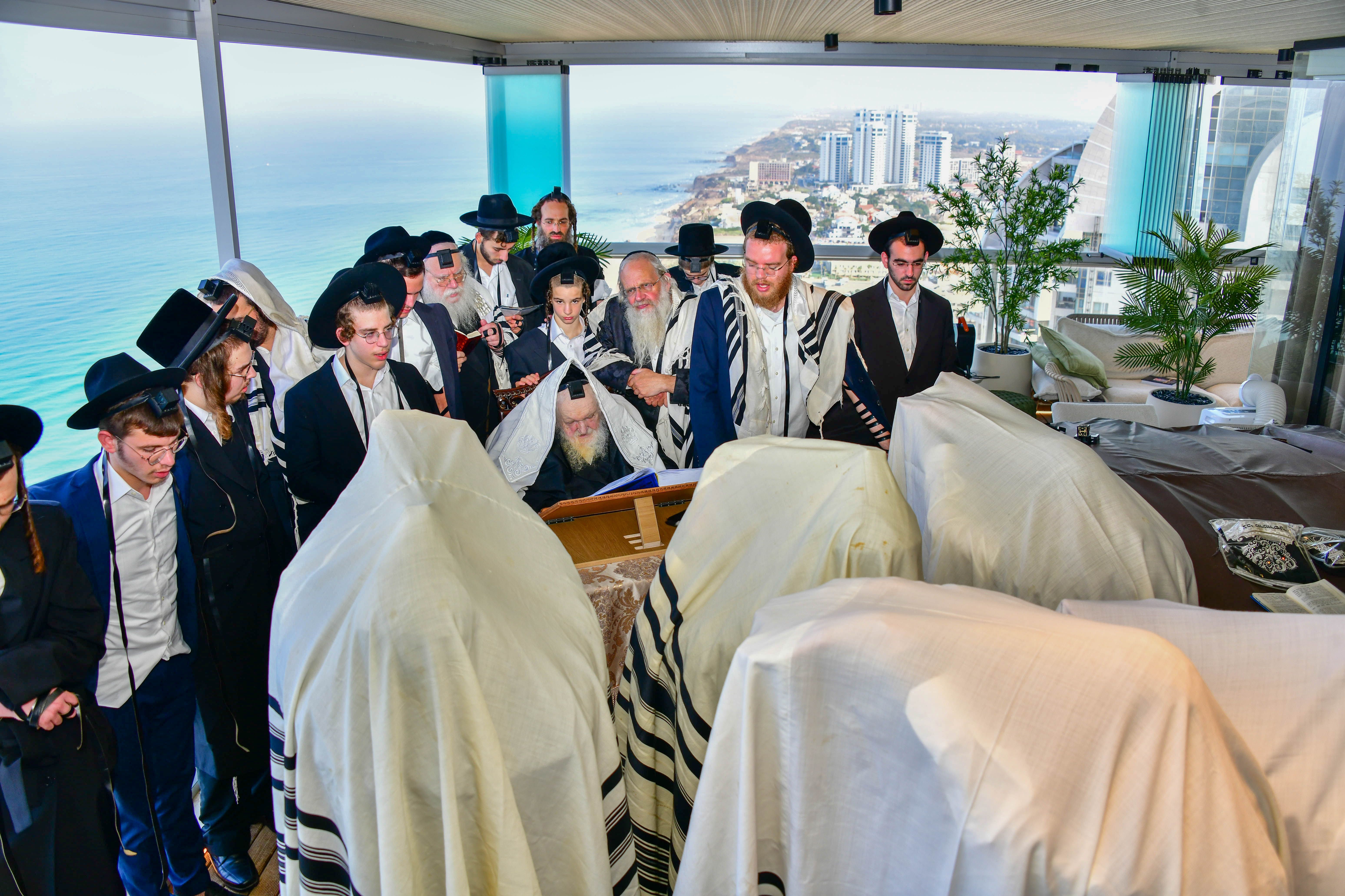 HaRav Moshe Sternbuch shlita davening Shacharis in Netanya