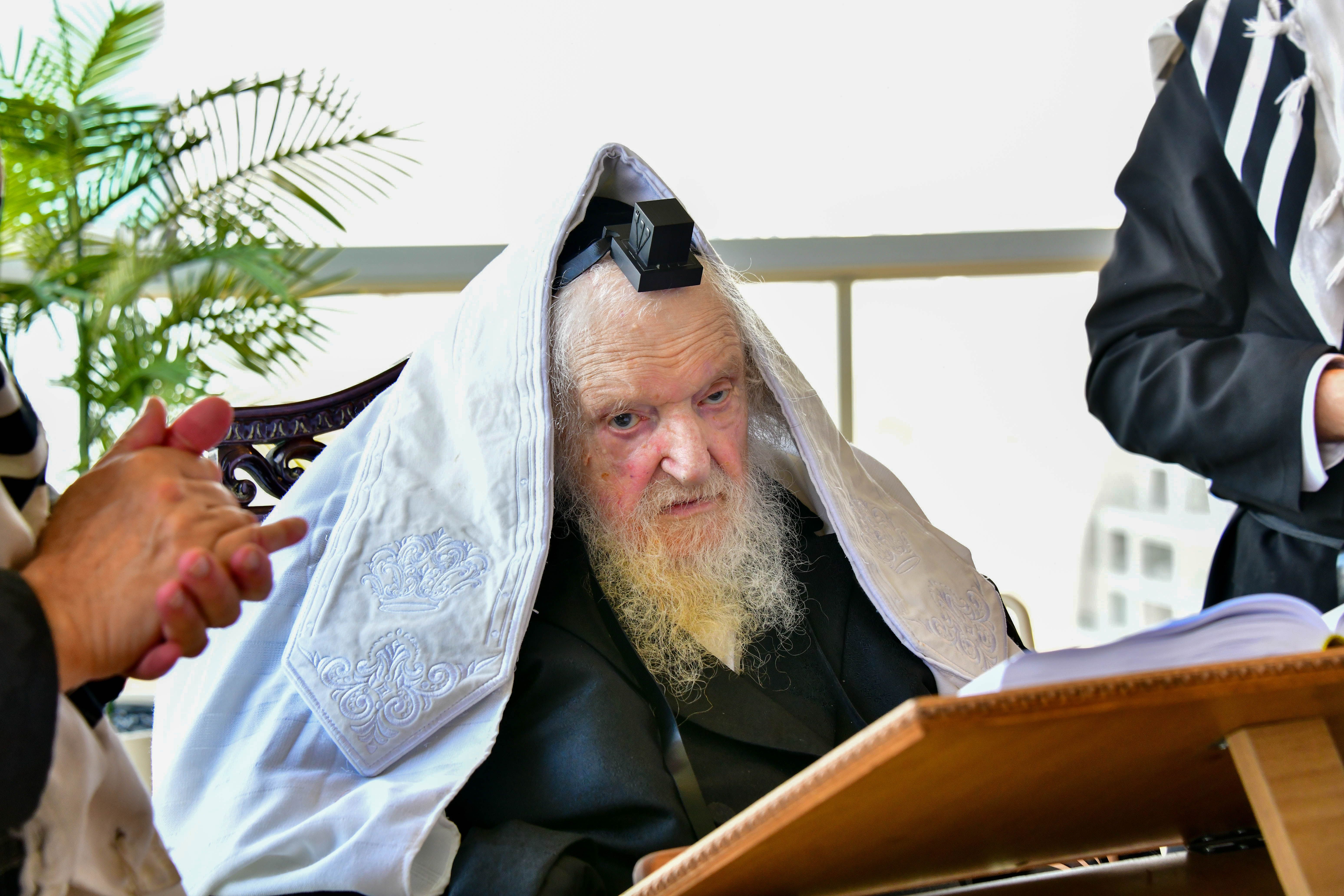 HaRav Moshe Sternbuch shlita davening Shacharis in Netanya