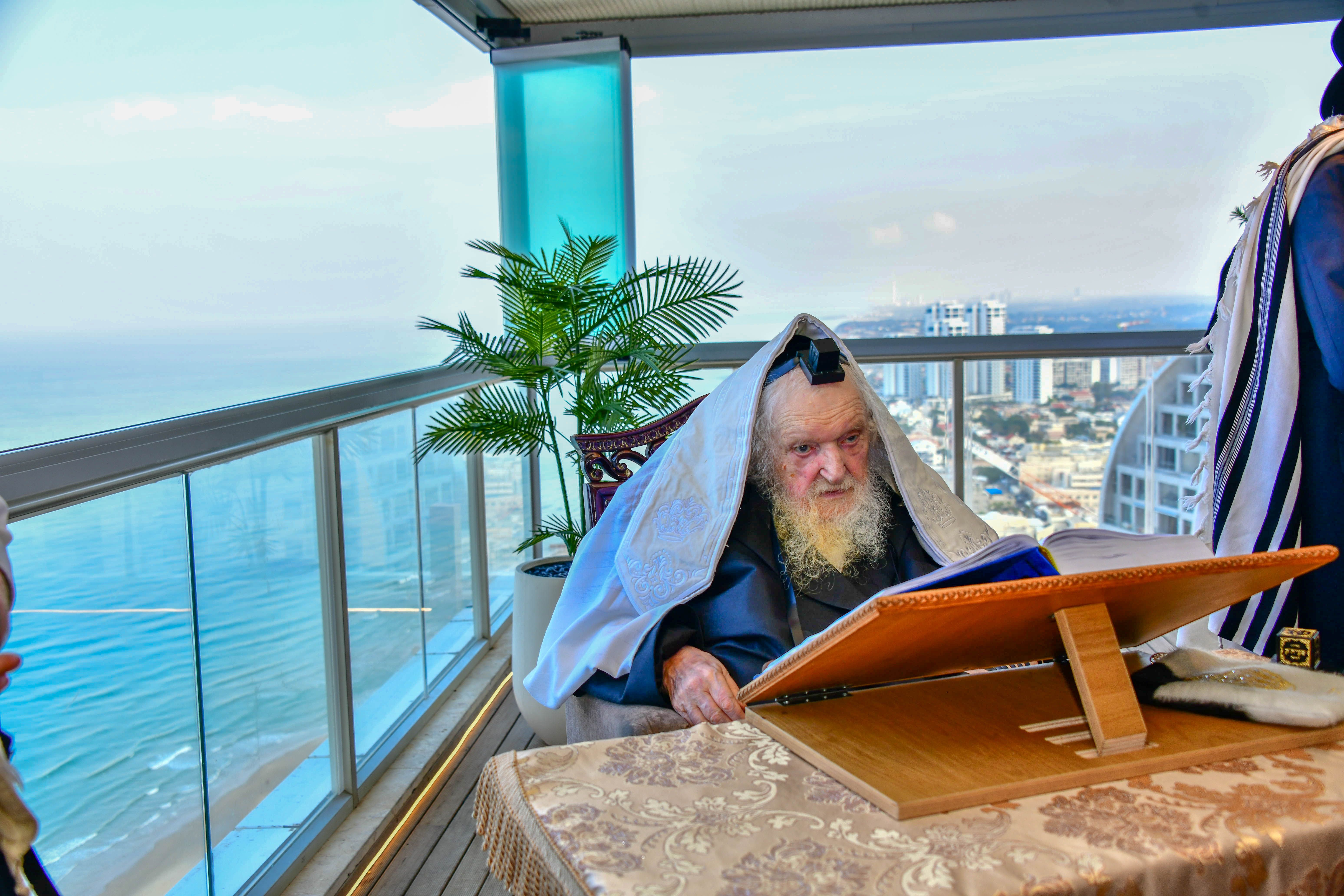 HaRav Moshe Sternbuch shlita davening Shacharis in Netanya