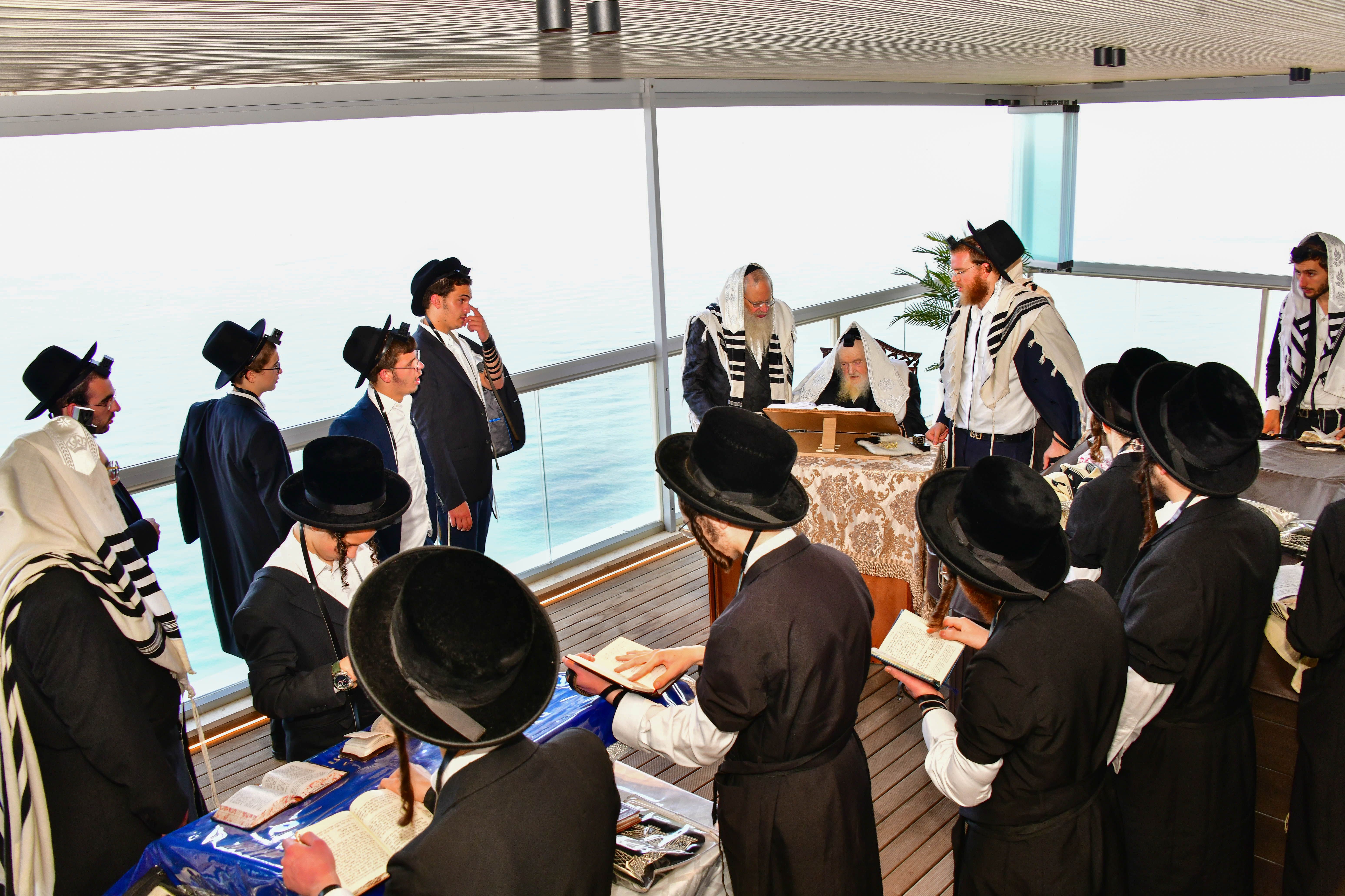 HaRav Moshe Sternbuch shlita davening Shacharis in Netanya