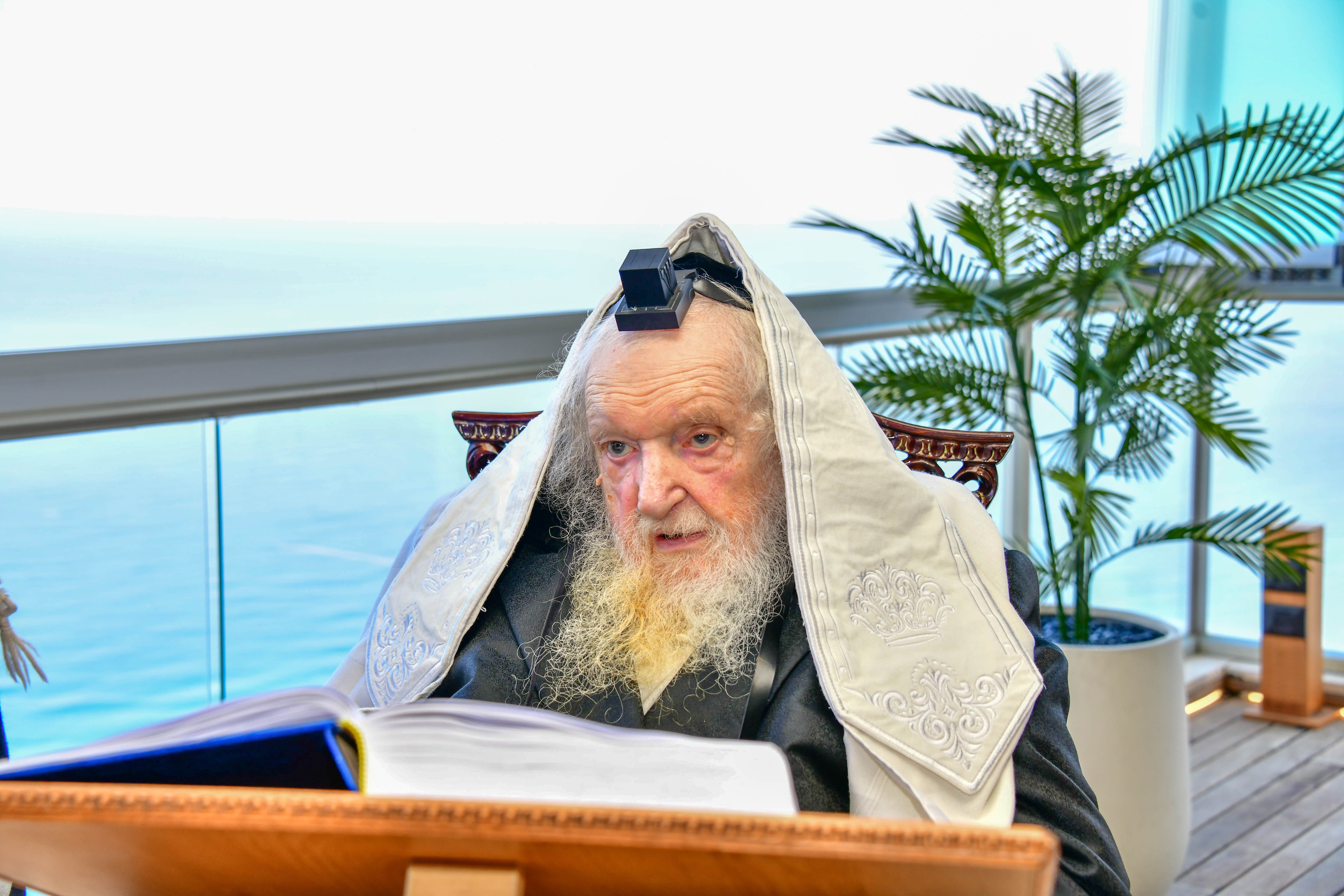 HaRav Moshe Sternbuch shlita davening Shacharis in Netanya