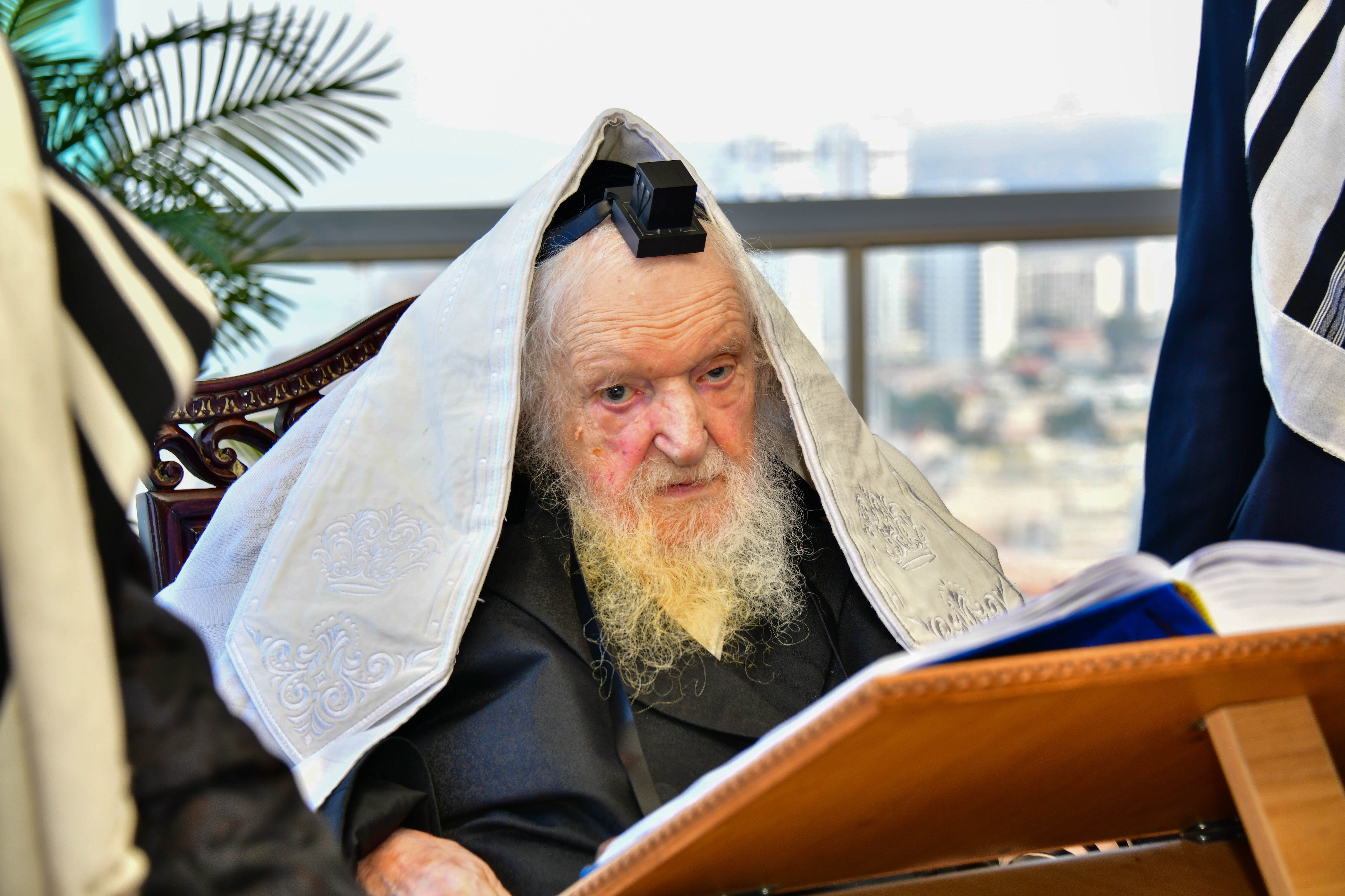 HaRav Moshe Sternbuch shlita davening Shacharis in Netanya