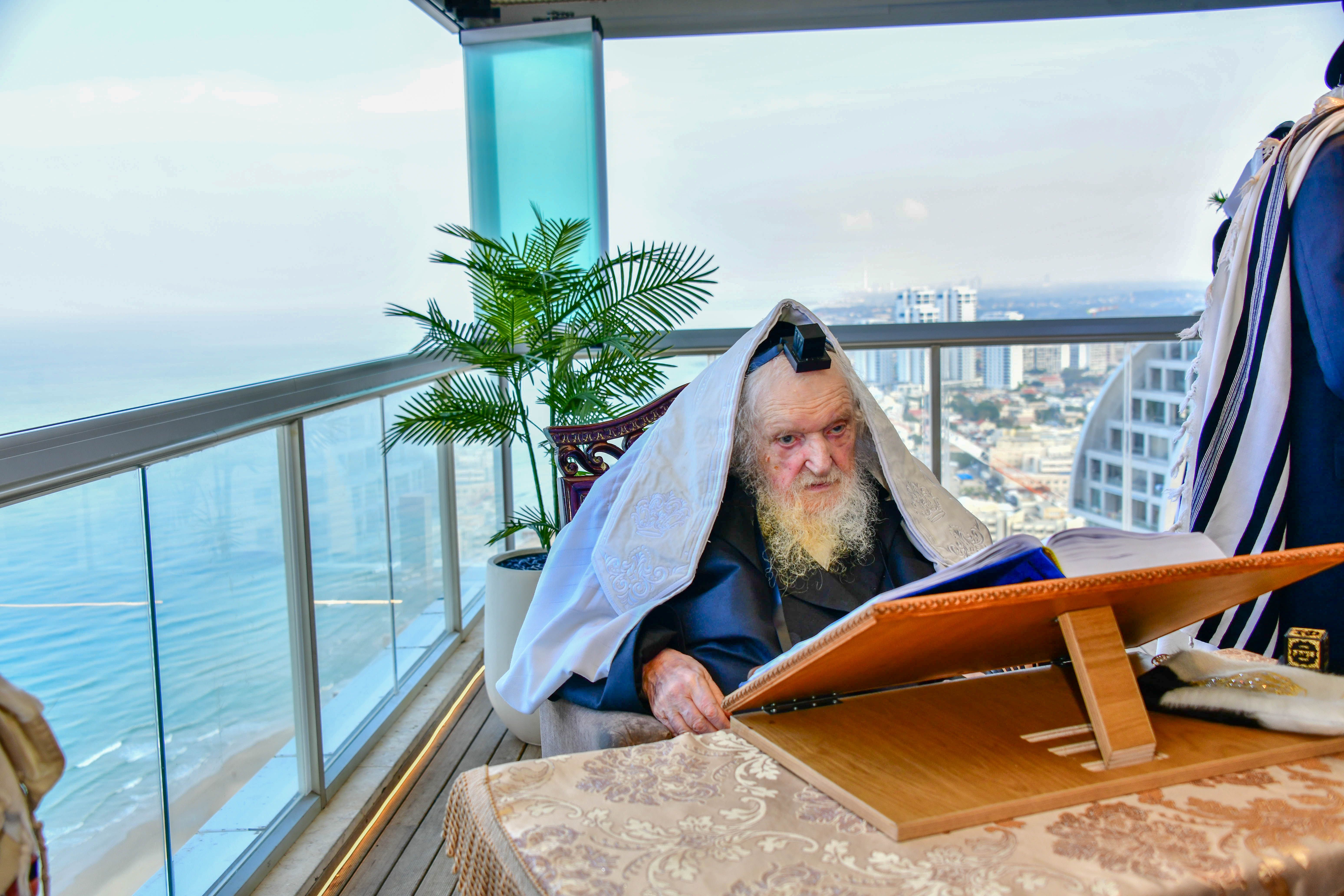 HaRav Moshe Sternbuch shlita davening Shacharis in Netanya