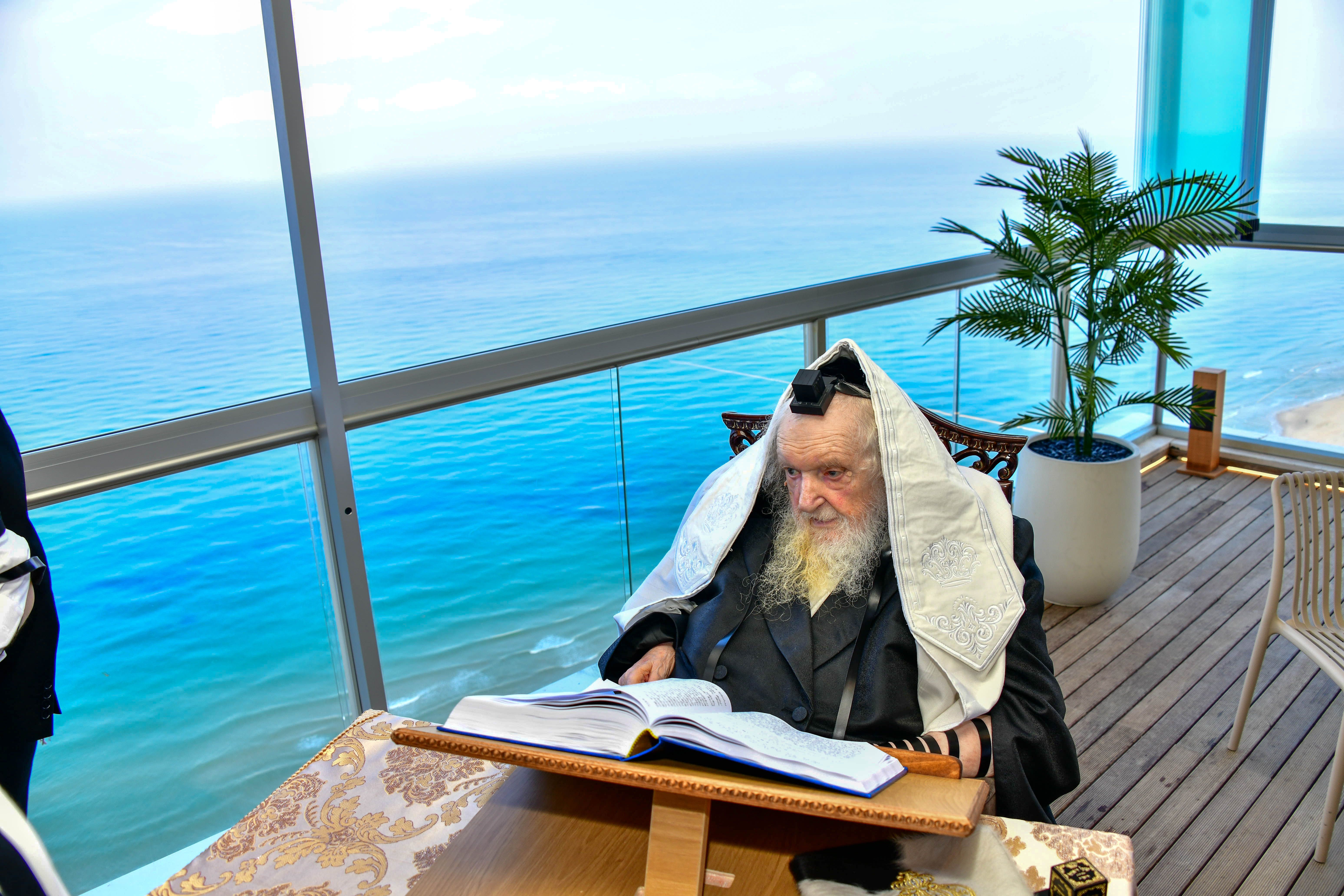 HaRav Moshe Sternbuch shlita davening Shacharis in Netanya