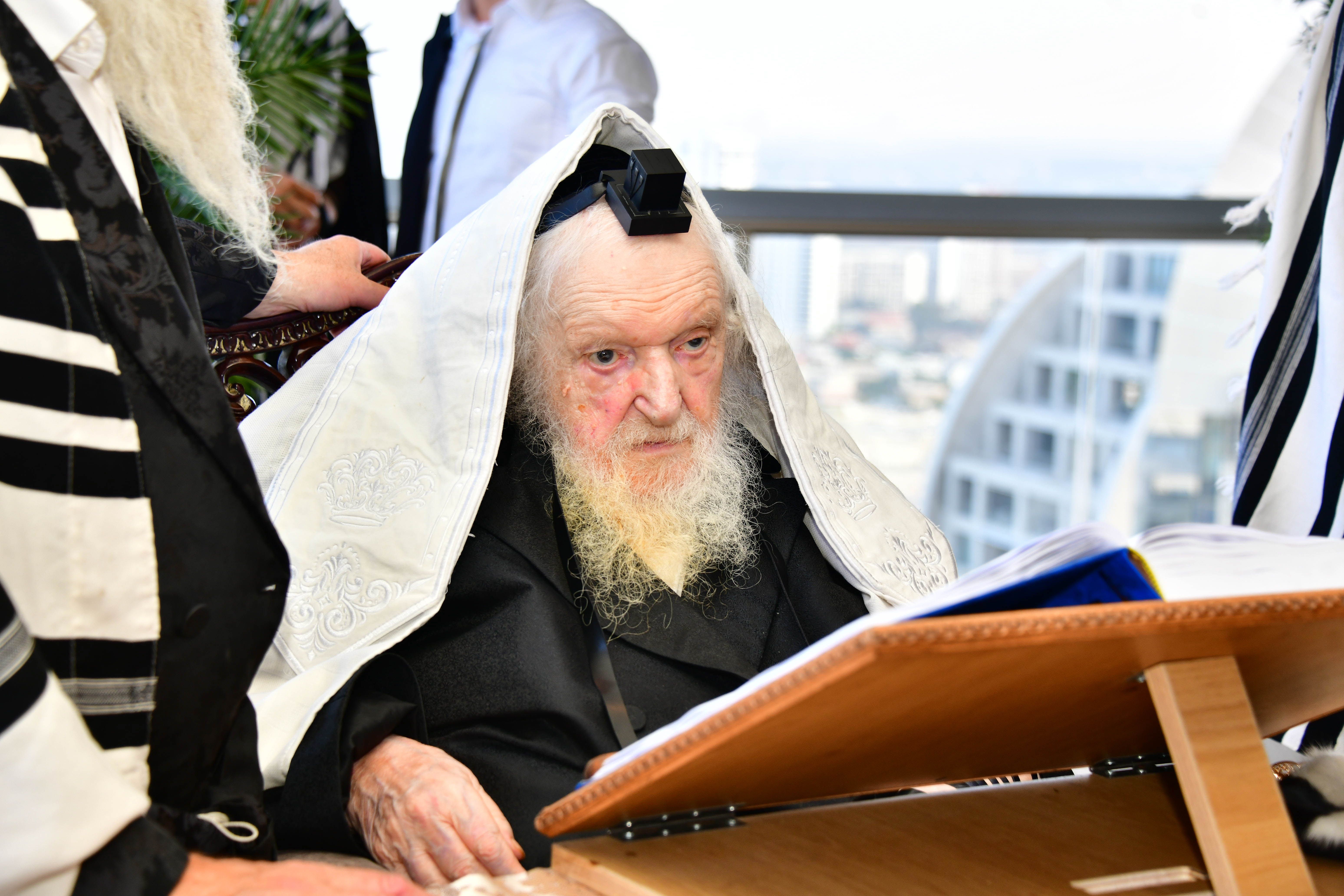 HaRav Moshe Sternbuch shlita davening Shacharis in Netanya