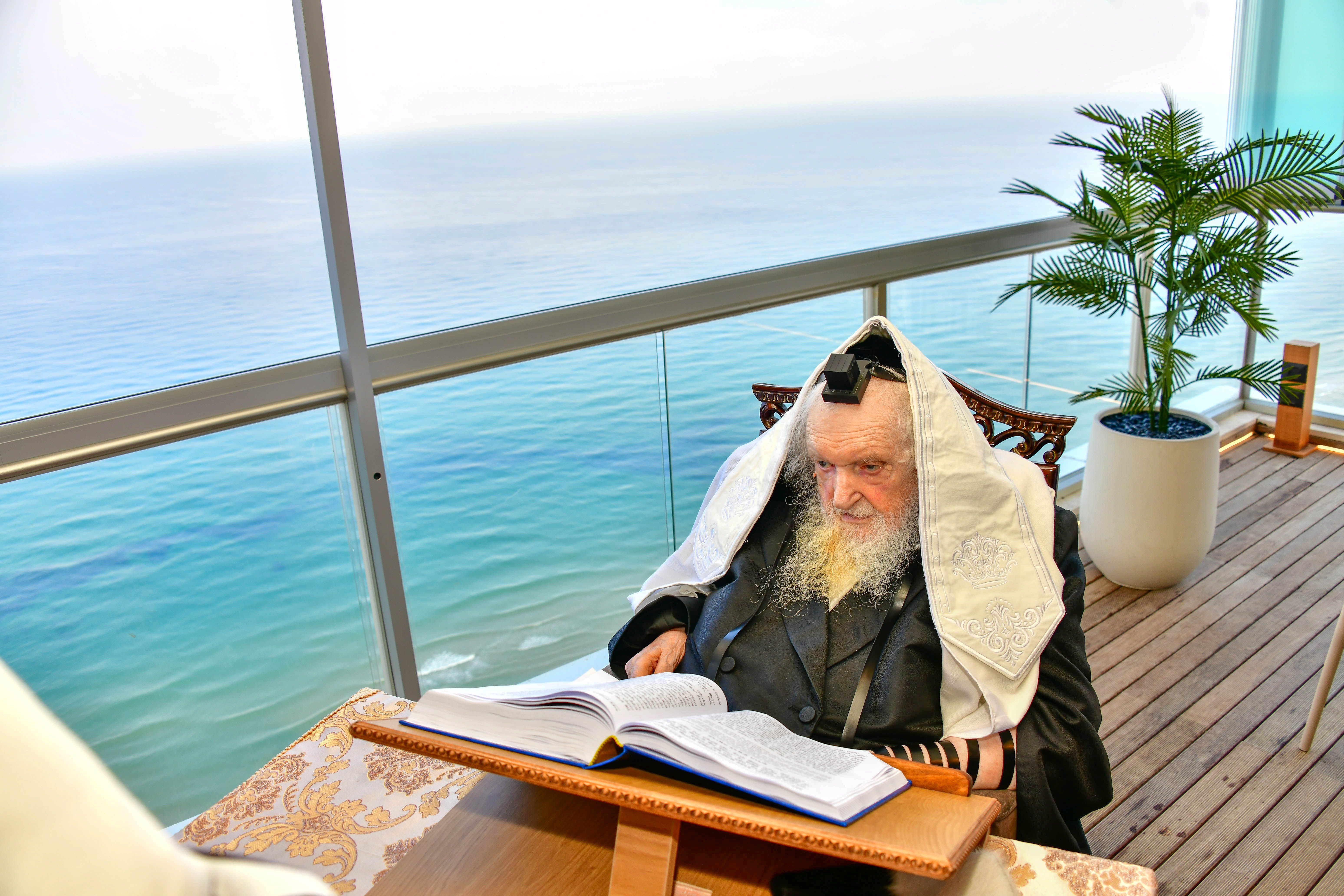 HaRav Moshe Sternbuch shlita davening Shacharis in Netanya