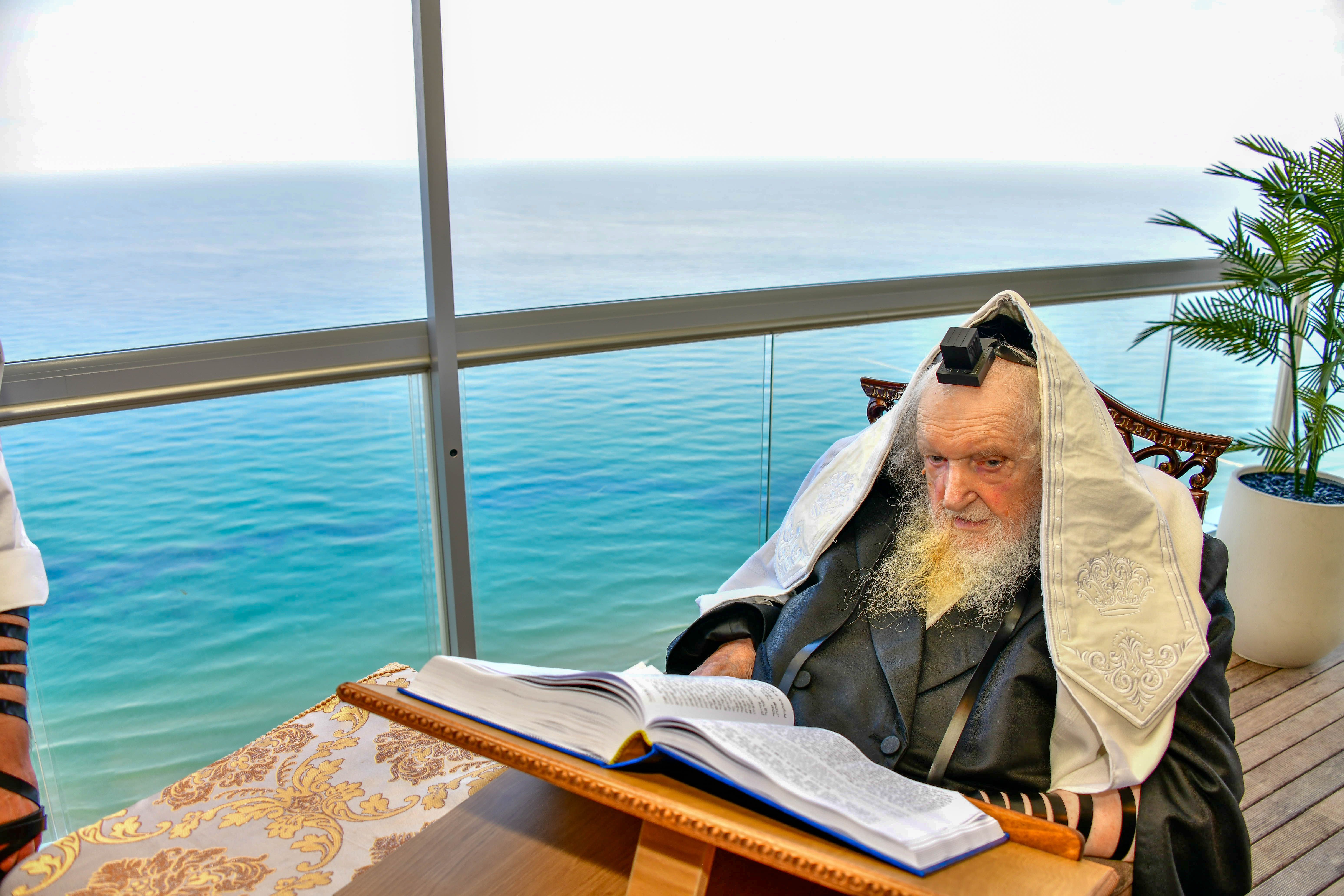 HaRav Moshe Sternbuch shlita davening Shacharis in Netanya