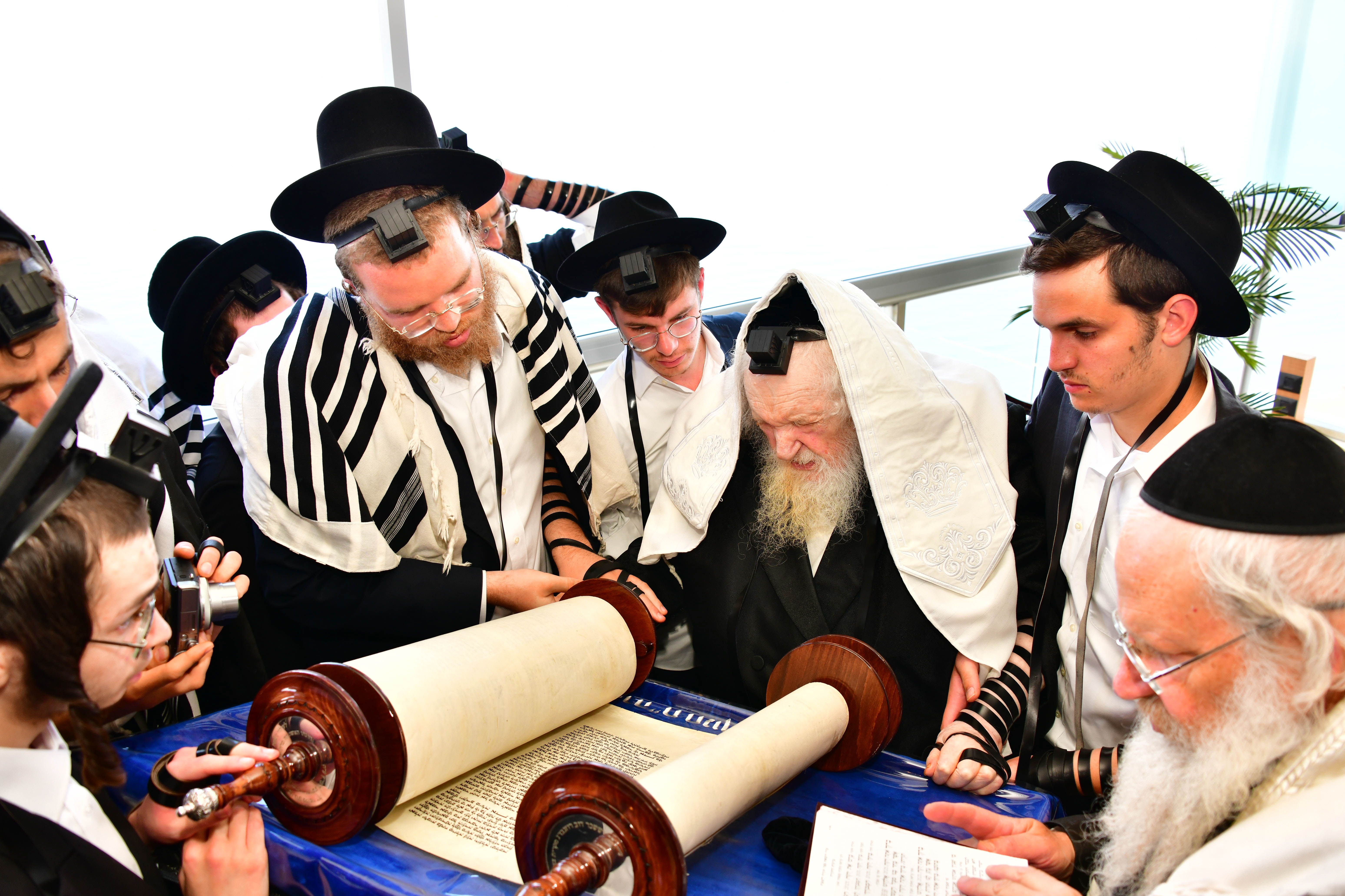 HaRav Moshe Sternbuch shlita davening Shacharis in Netanya