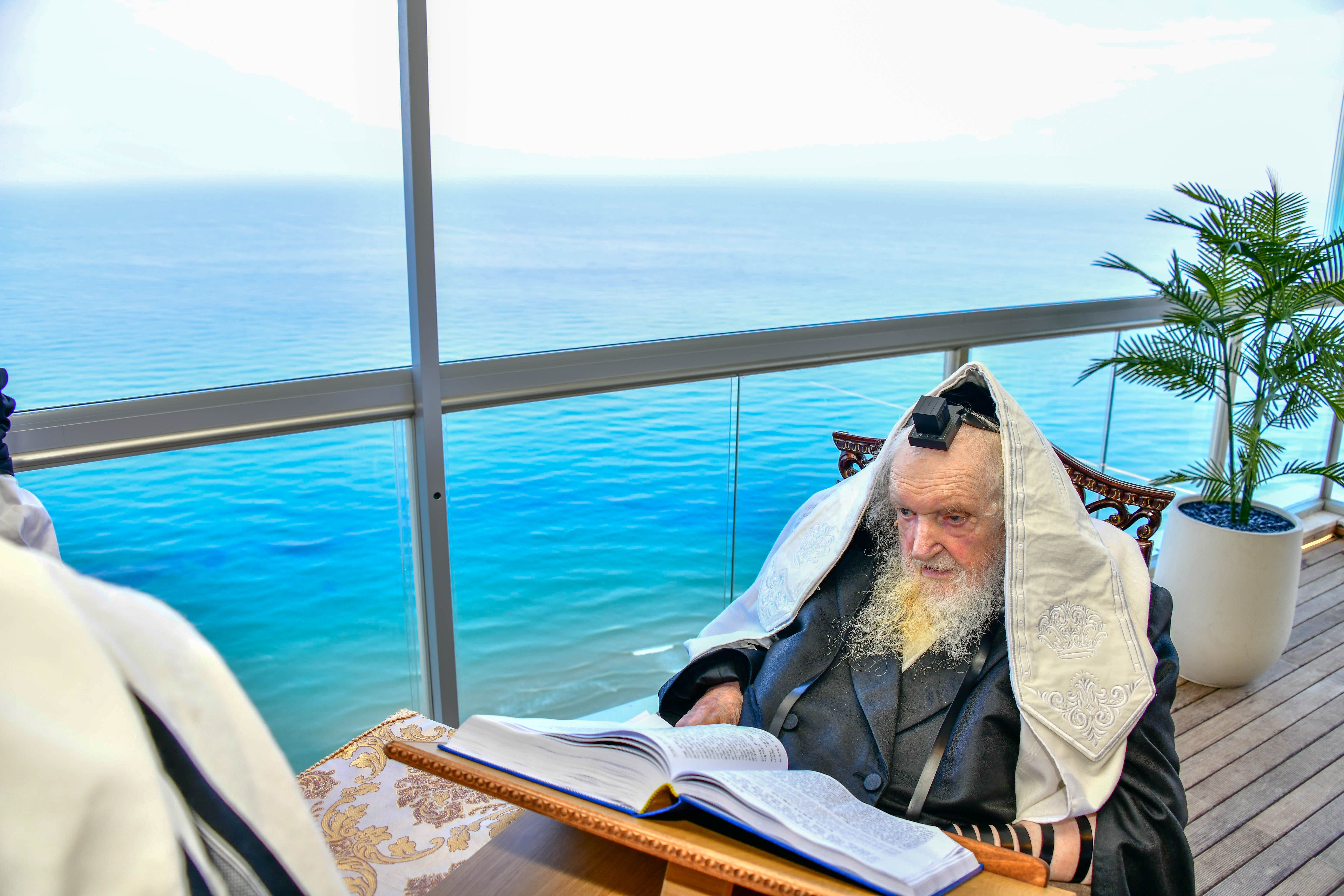 HaRav Moshe Sternbuch shlita davening Shacharis in Netanya