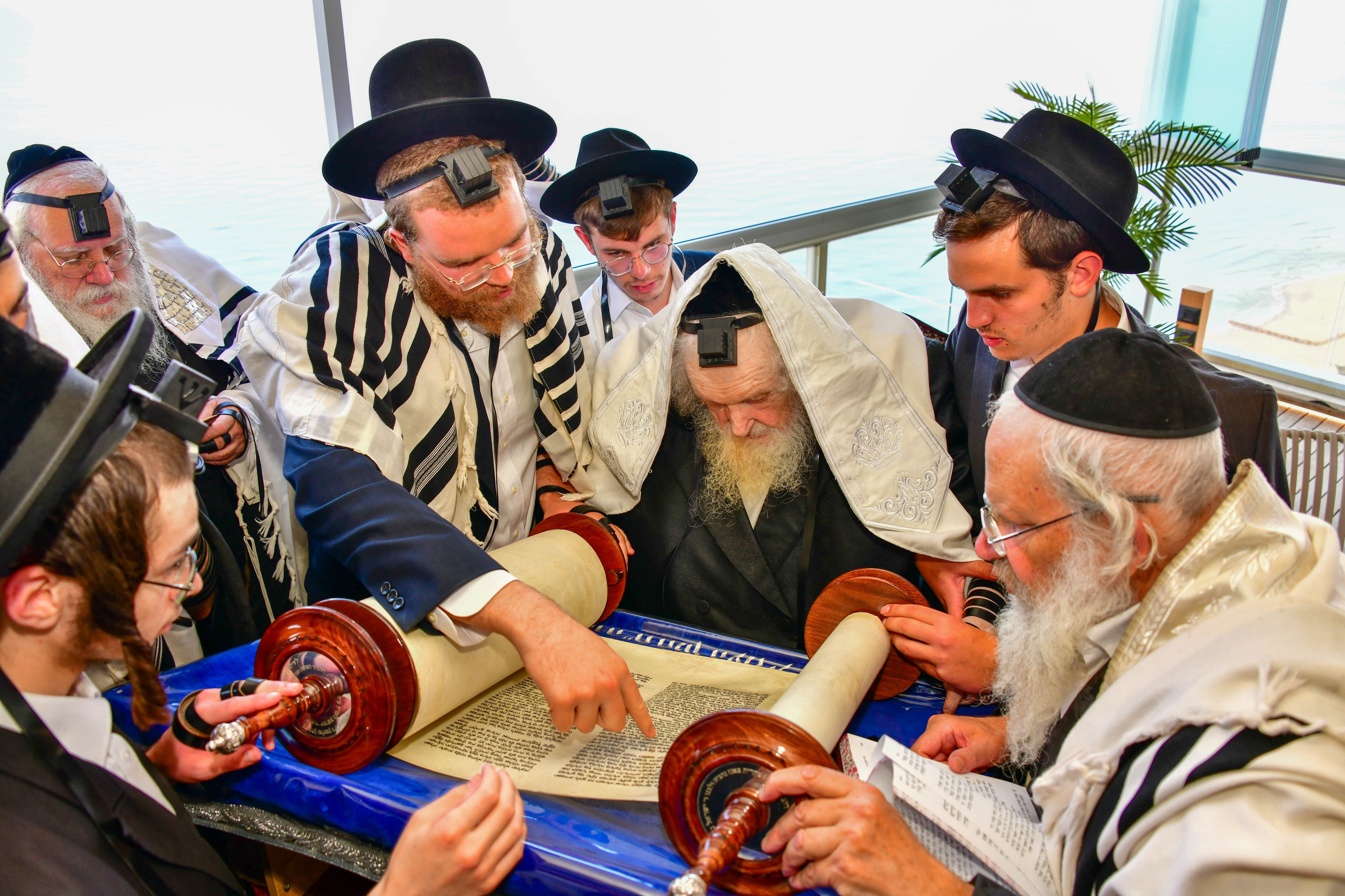 HaRav Moshe Sternbuch shlita davening Shacharis in Netanya