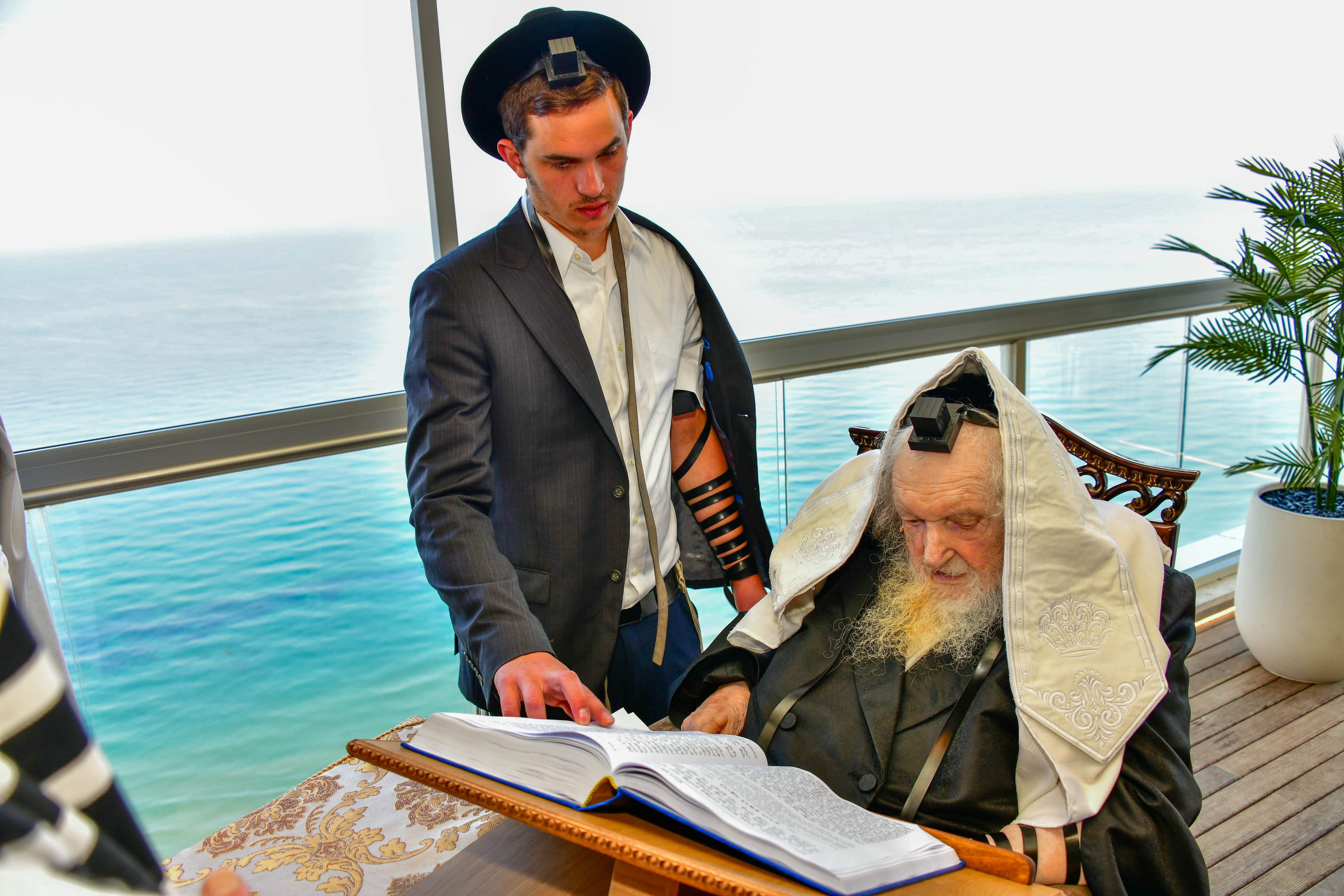 HaRav Moshe Sternbuch shlita davening Shacharis in Netanya