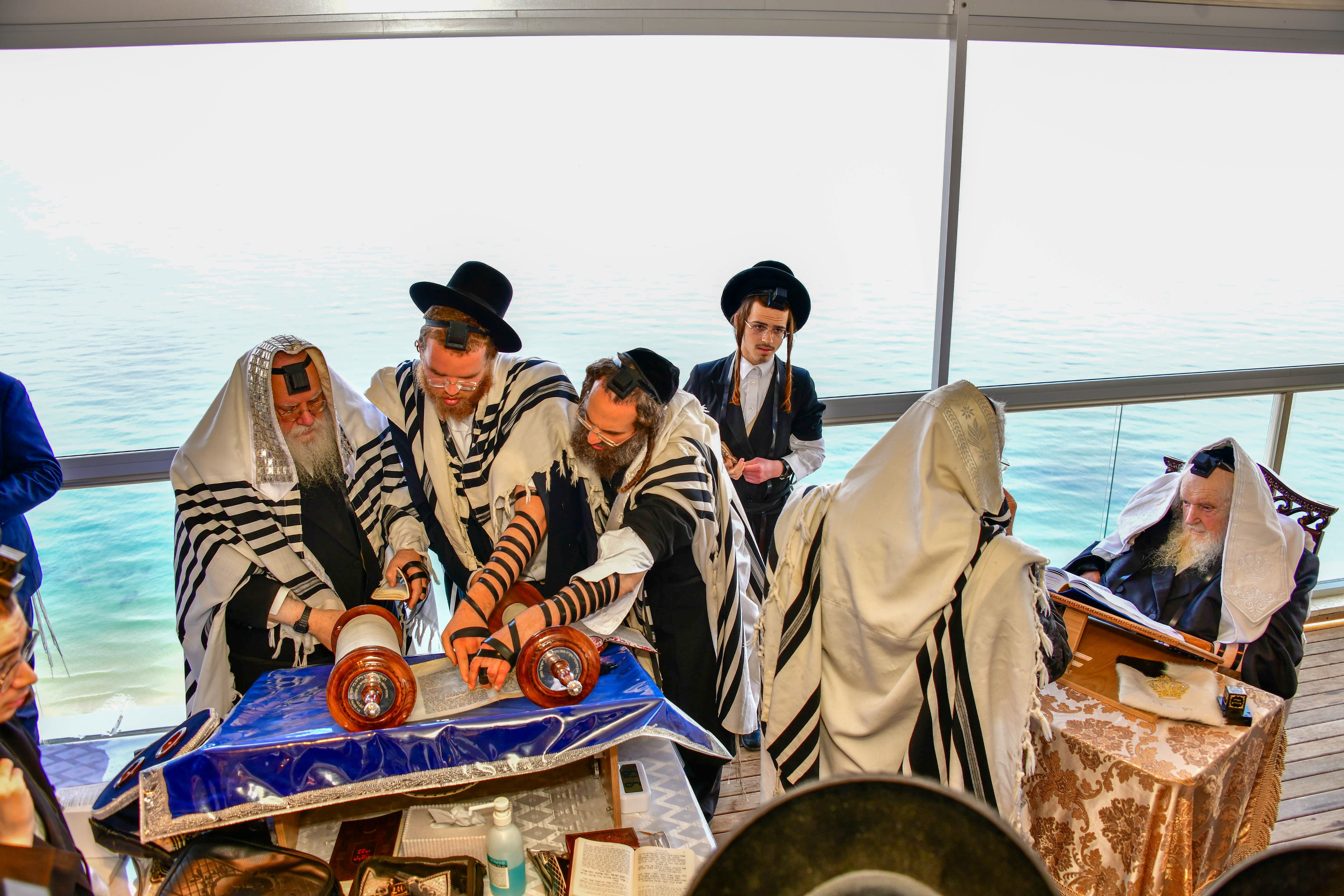 HaRav Moshe Sternbuch shlita davening Shacharis in Netanya