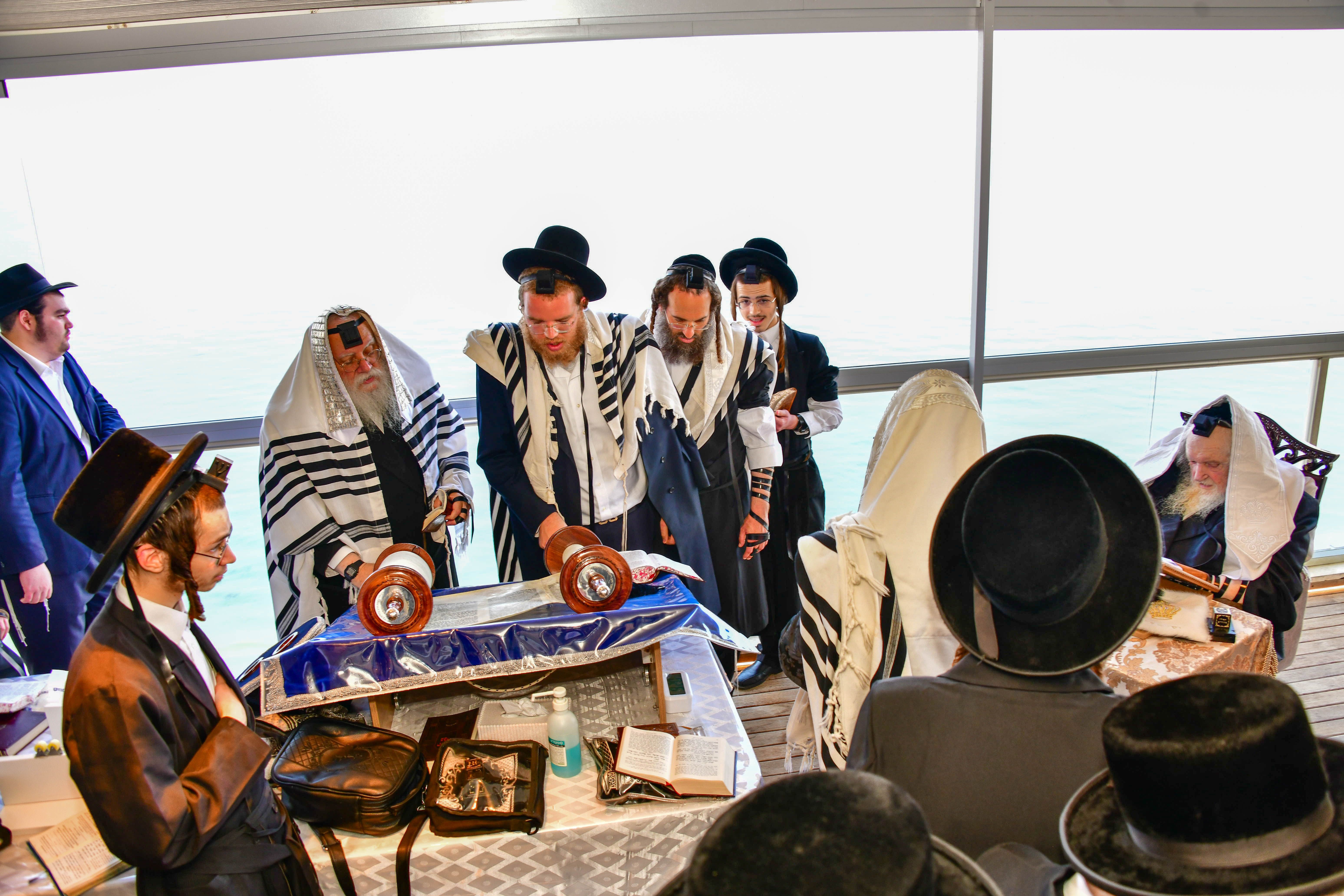 HaRav Moshe Sternbuch shlita davening Shacharis in Netanya
