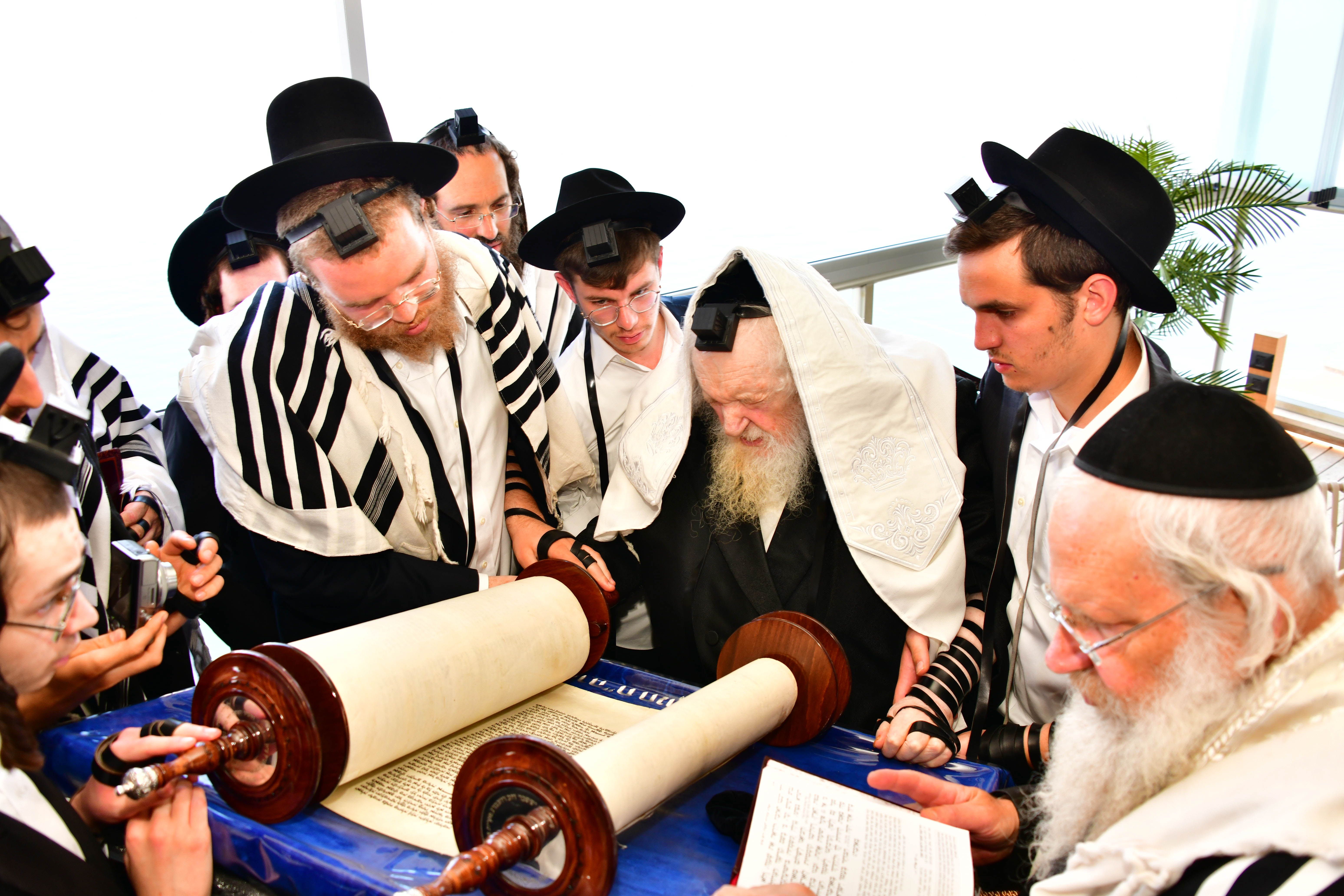 HaRav Moshe Sternbuch shlita davening Shacharis in Netanya