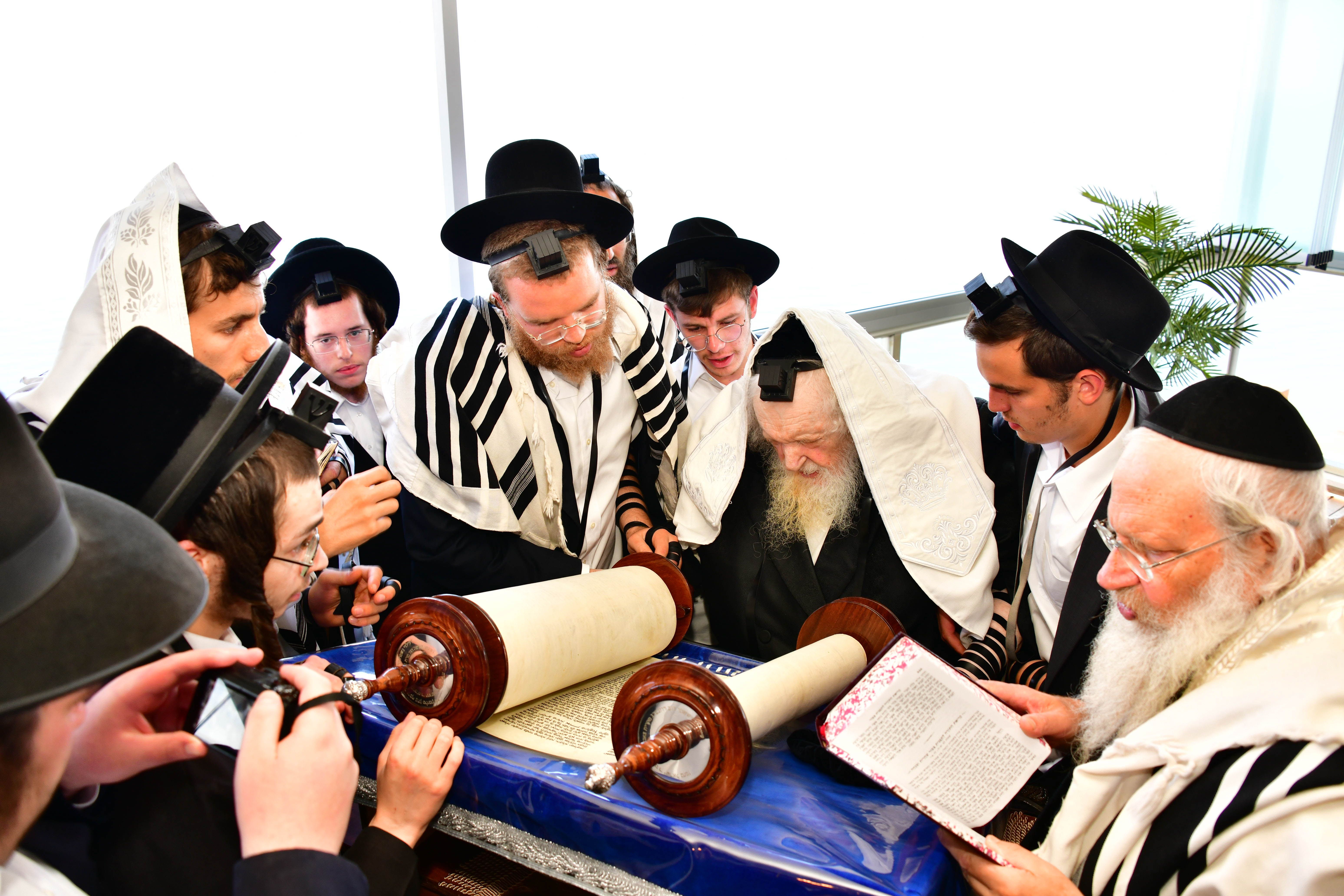 HaRav Moshe Sternbuch shlita davening Shacharis in Netanya