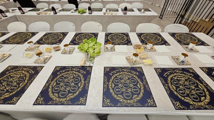 Vizhnitz Rebbe table.