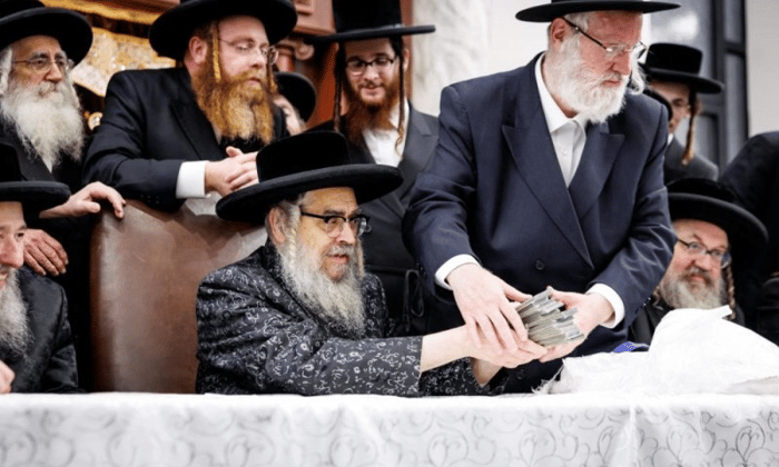 The Satmar Rebbe giving out money