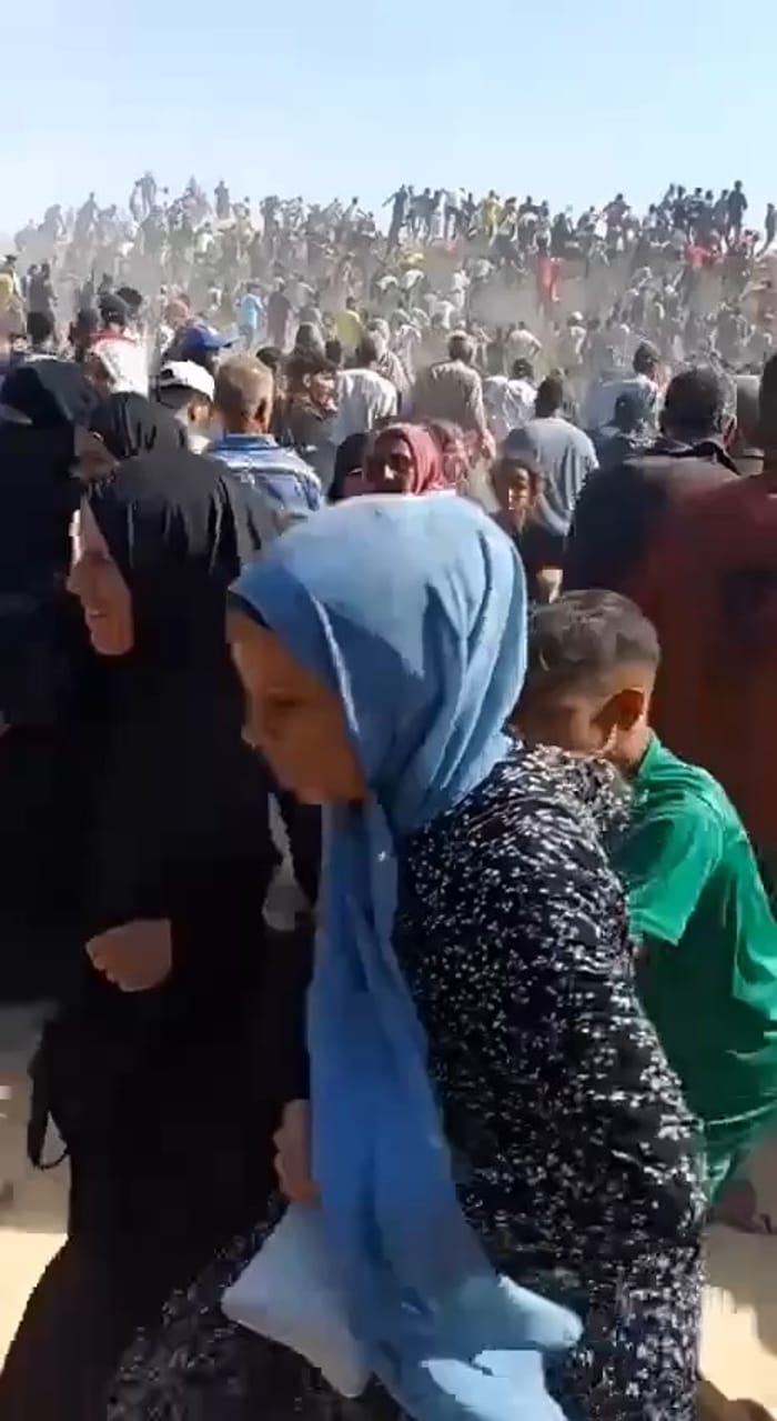 Gazans mobbing the aid station.