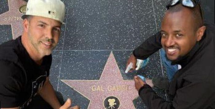 Yaniv Cohen cleans Gal Gadot's Star