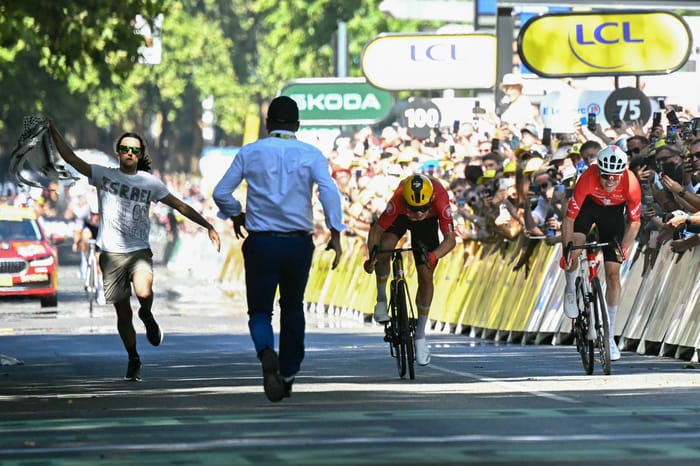 Anti-Israeli interrupting Tour de France