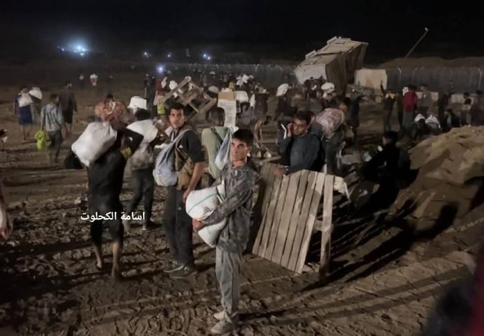 Gazans collecting aid in the Strip