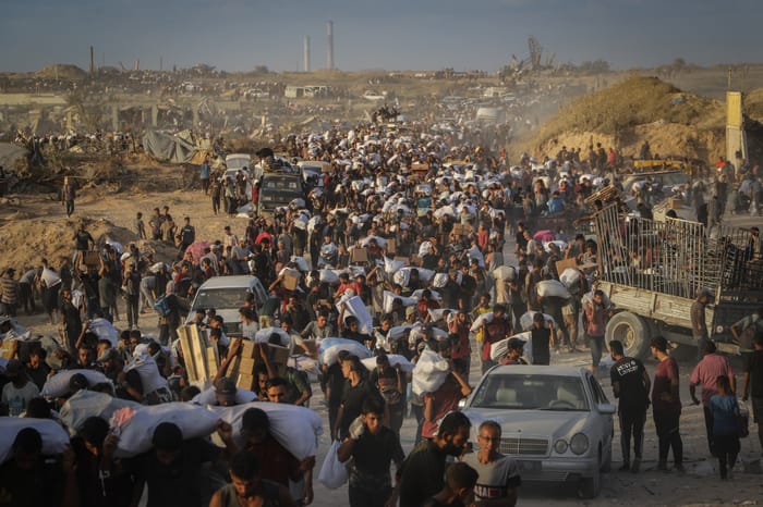 Palestinians bringing in aid.
