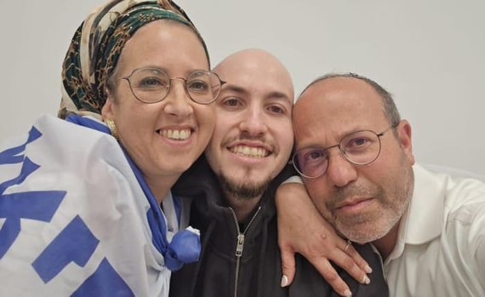 Eitan Mor reunites with his parents