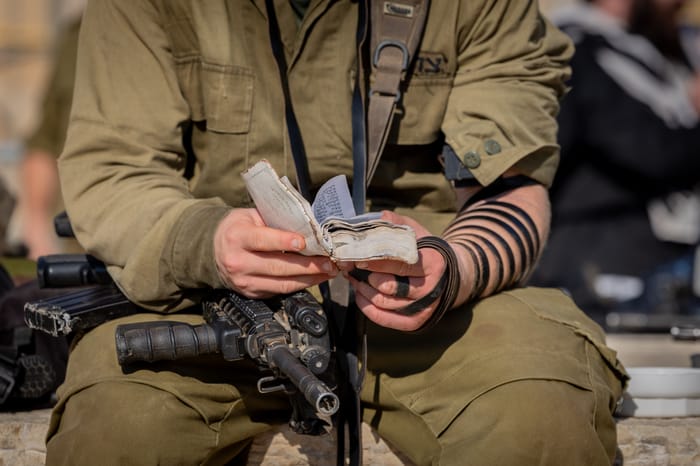 Ultra orthodox jewish soldiers from the Hasmonean Brigade take part in a beret march after completing seven months of basic and advanced training, at the Western Wall in Jerusalem's Old city on August 6, 2025. 
