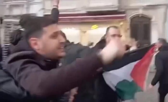 Jews being attacked in Istanbul