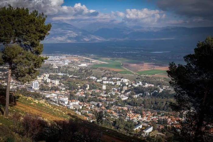 Kiryat Shmoneh as seen from Shvil Yisrael