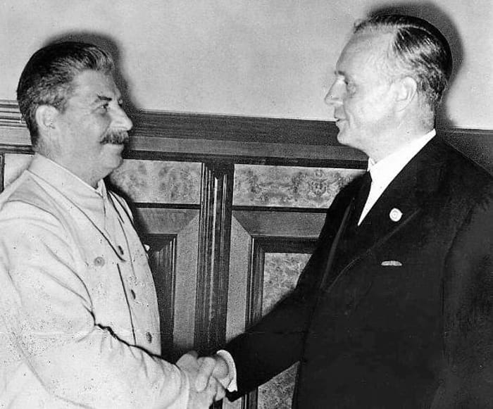J.W. Stalin und der deutsche Reichsaußenminister Joachim von Ribbentrop