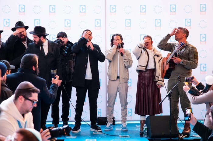 4,500 Jewish teens proclaim "Shema Yisrael" at Times Square