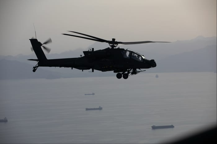 US Apache flies over Strait of Hormuz, April 17, 2026