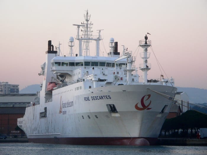Submarine cable layer ship