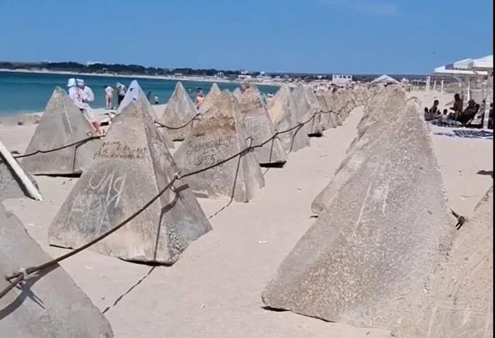 Dragon's Teeth Invade Crimea's Beaches