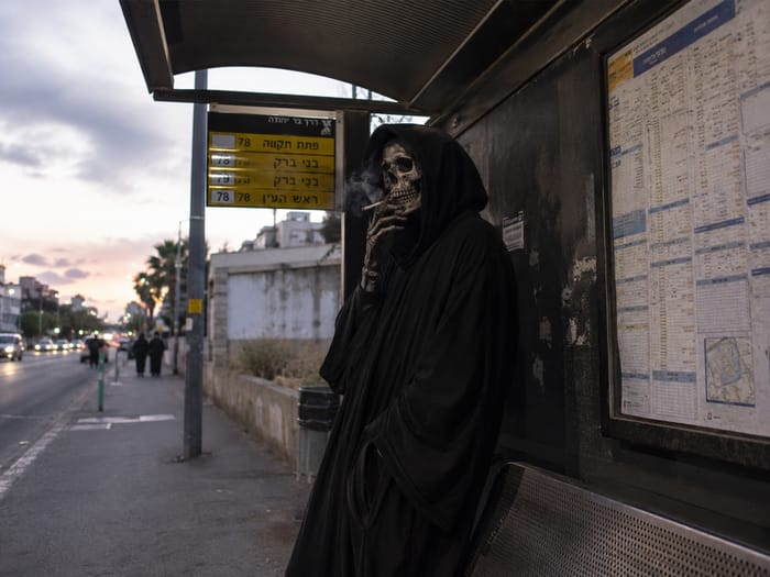 Death on its way to help Israelis smoke. Illustration.
