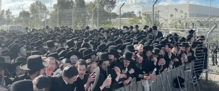 Gerrer hasidim attend anti-draft protest outside Jail 10 (military prison)