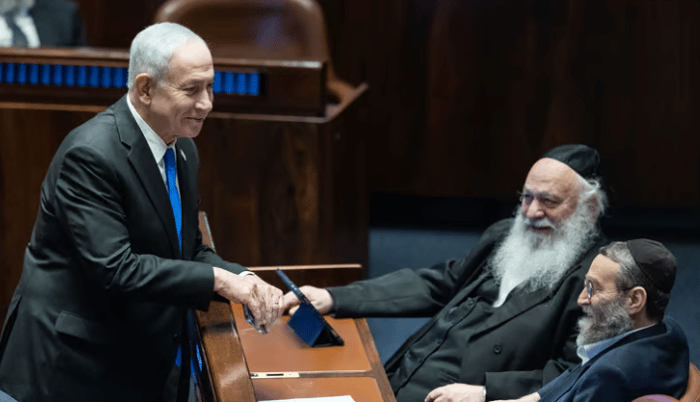 Netanyahu talks to Haredi MKs in the Knesset