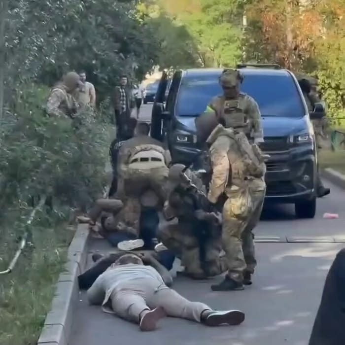 Armed Confrontation Erupts Between Ukraine's Two Main Intelligence Agencies