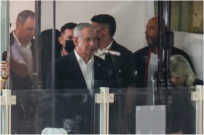 Netanyahu at the final Selichot prayers before Yom Kippur at the Western Wall