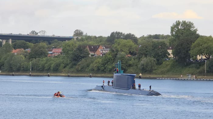 The submarine "Dragon" arriving at Haifa port