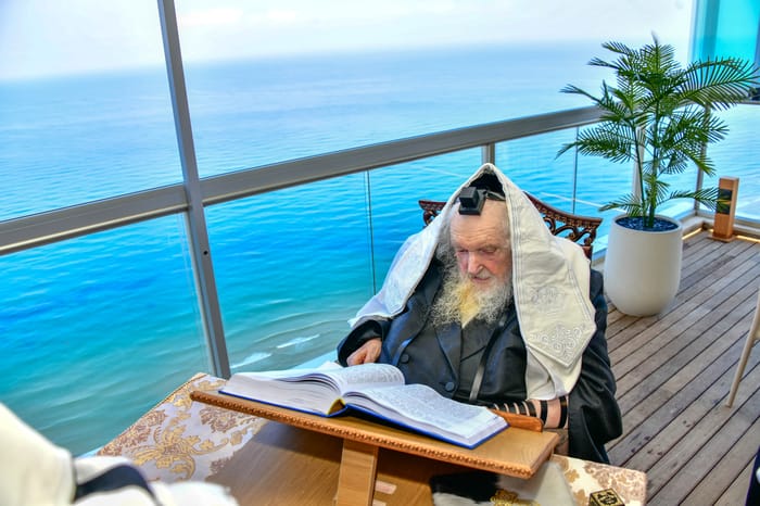 HaRav Moshe Sternbuch shlita davening Shacharis in Netanya