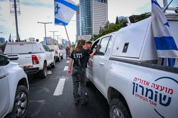 Rabshatzim protest outside the Kirya