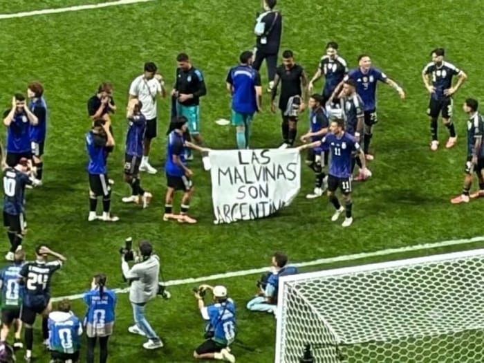Argentina's national team with banner reading "Malvinas (Falkland Islands) are Argentine"