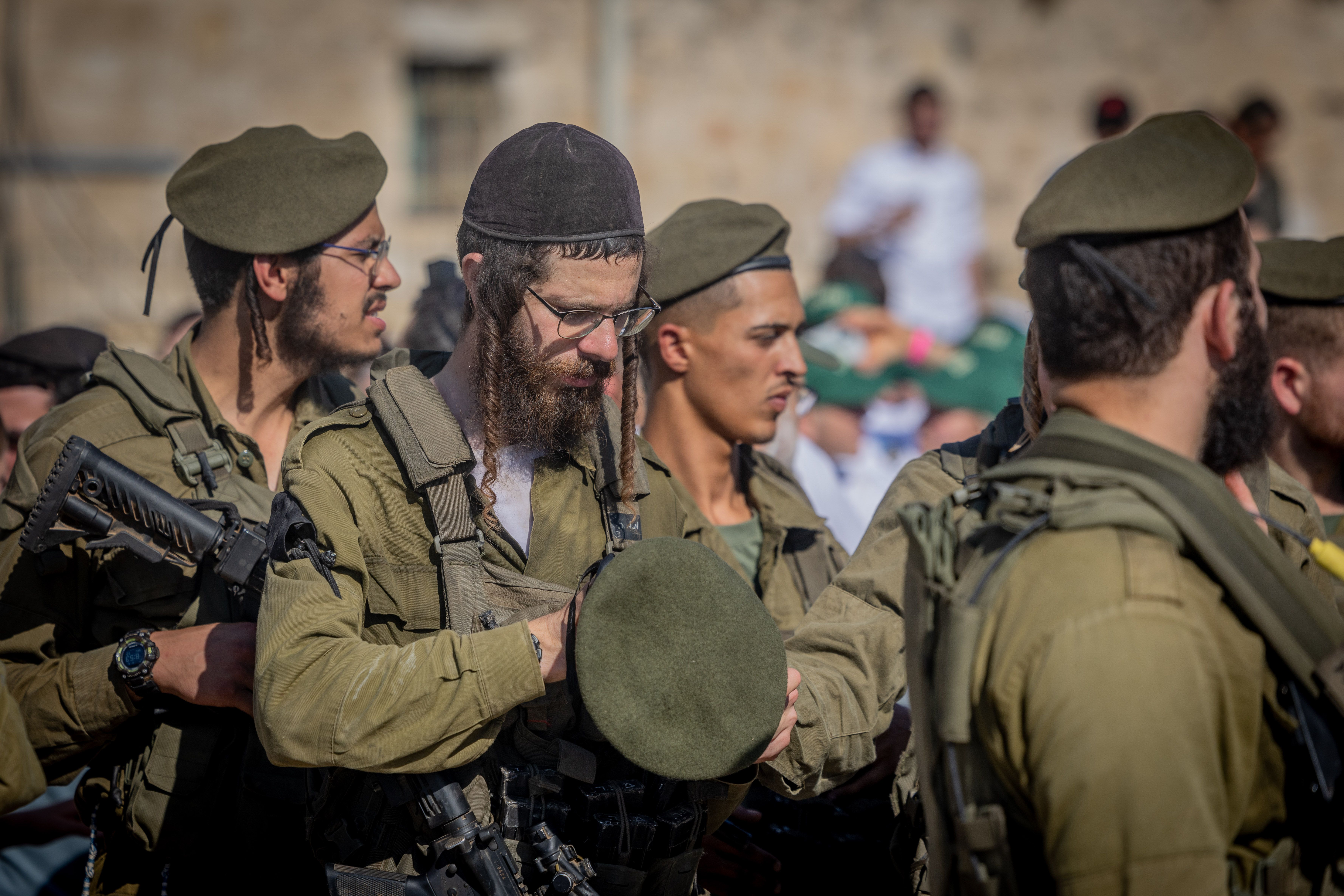 Ultra orthodox jewish soldiers from the Hasmonean Brigade take part in a beret march after completing seven months of basic and advanced training, at the Western Wall in Jerusalem's Old city on August 6, 2025.