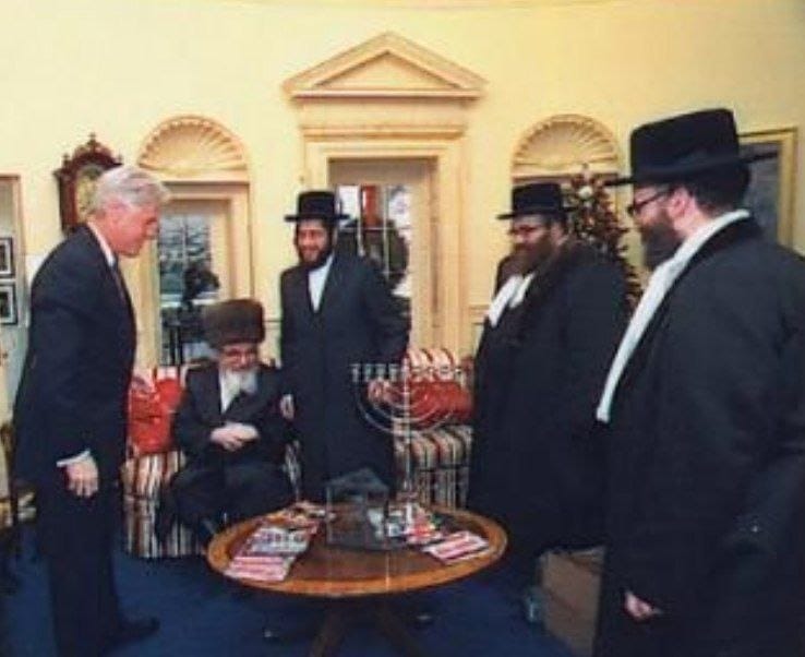 Skverer Rebbe vists Clinton