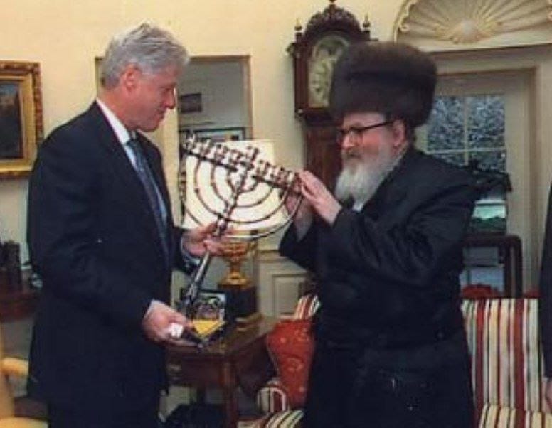 Skverer Rebbe visits US president Clinton