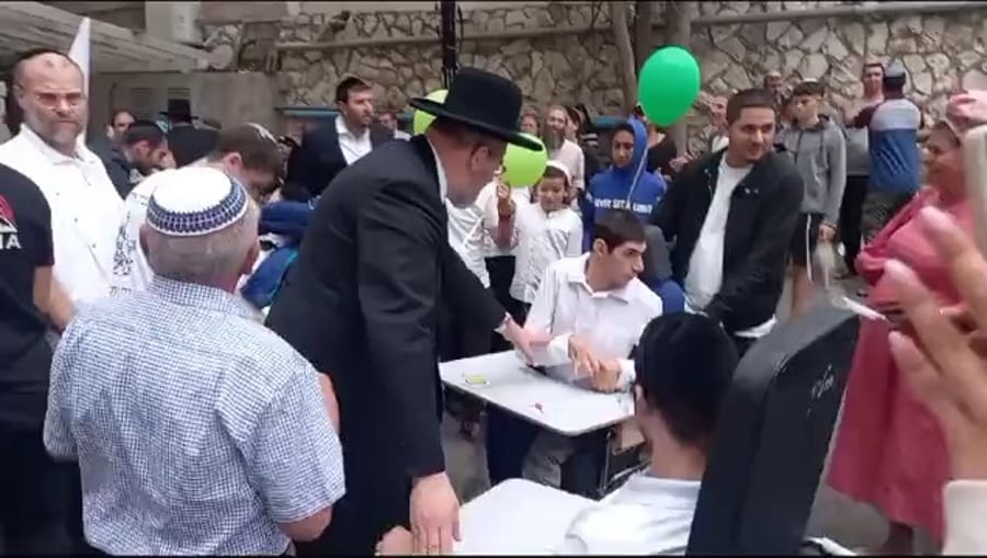 Rabbi Lau dances with the students